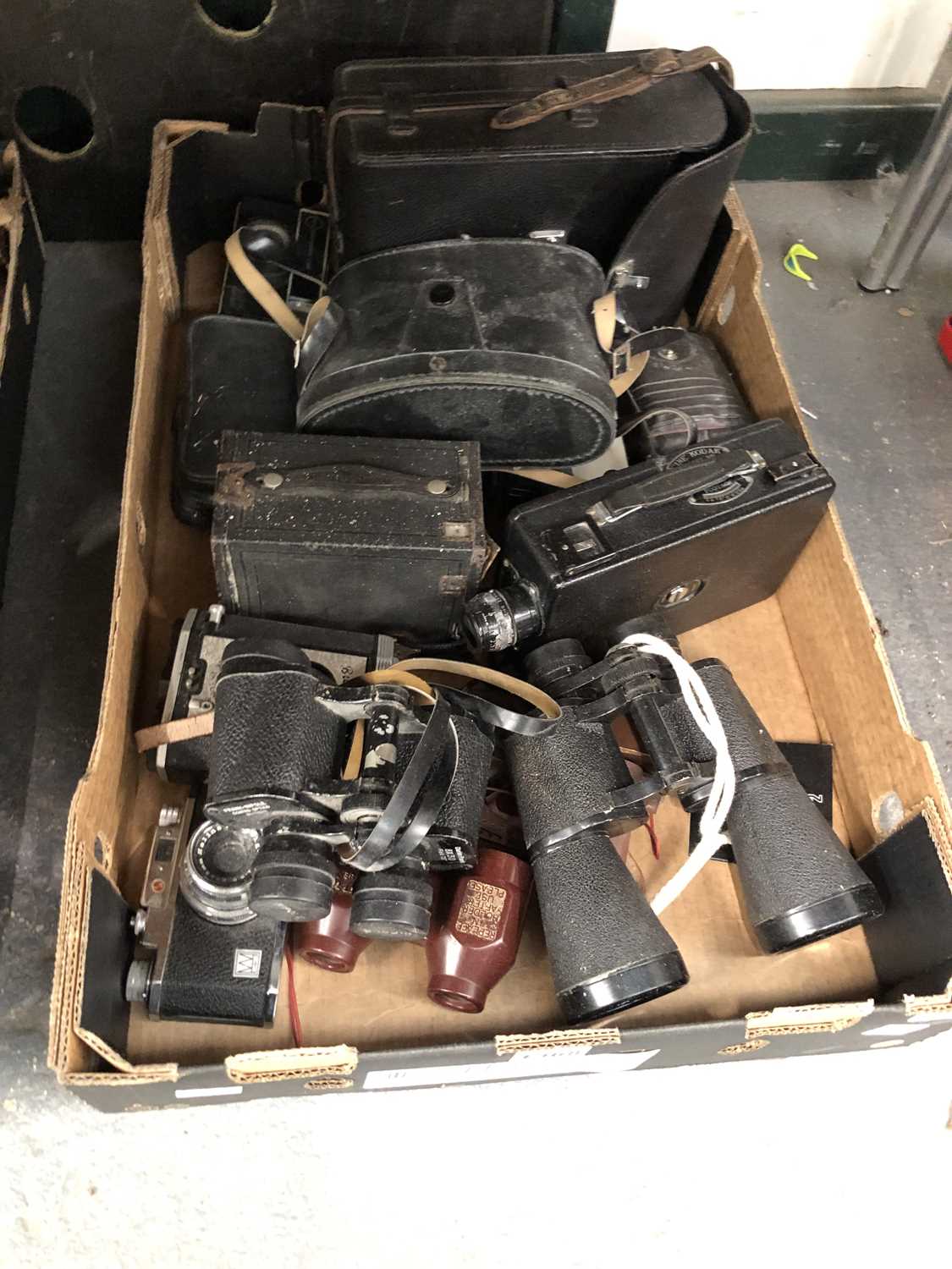 Lot 1368 - Cineand still cameras, binoculars and opera...