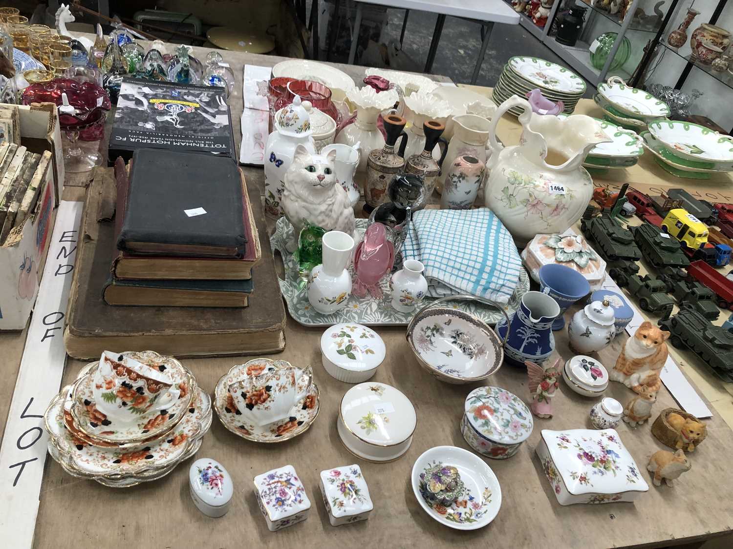 Lot 1464 - Cat figurines, porcelain boxes, jugs and vases...