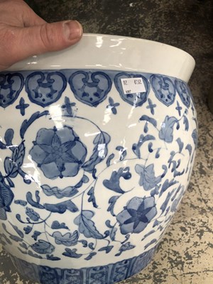 Lot 1468 - A Chinese blue and white planter. H 31 W 36cms
