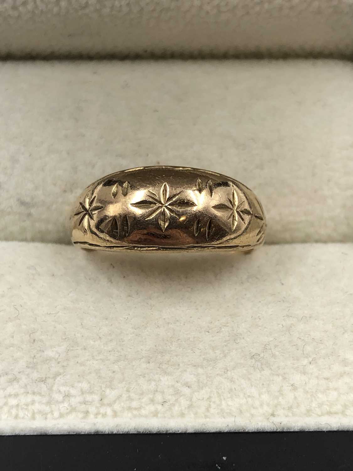 Lot 267 - A vintage bump band ring. Unhallmarked,...