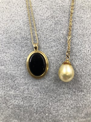 Lot 271 - A 9ct hallmarked gold onyx signet ring, a 9ct...