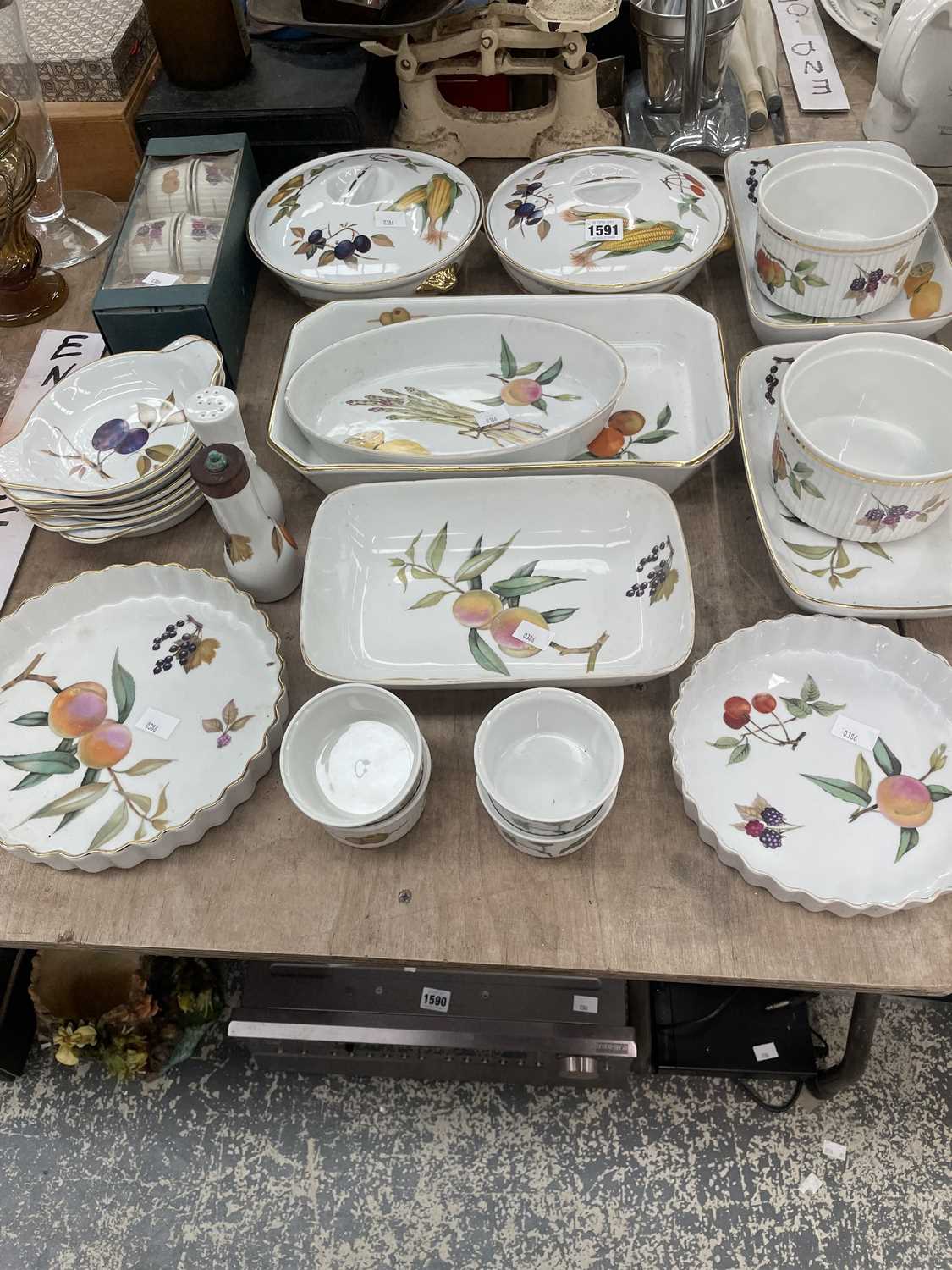 Lot 1591 - A collection of Worcester Evesham Vale porcelains
