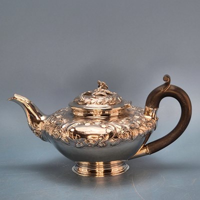 Lot 362 - A Victorian silver teapot by Pearce and...