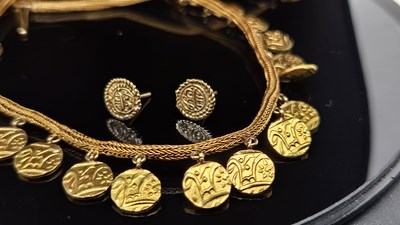 Lot 4 - An antique Indian heavy gold necklace fringed...