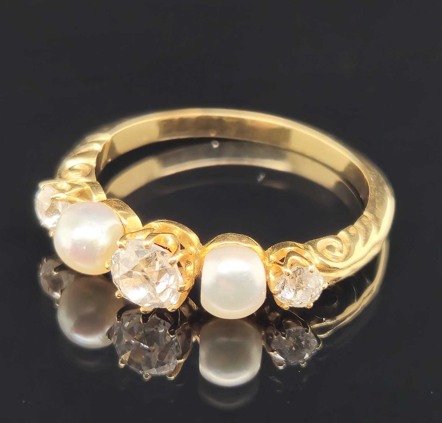 Lot 22 - An antique five-stone old cut diamond and...