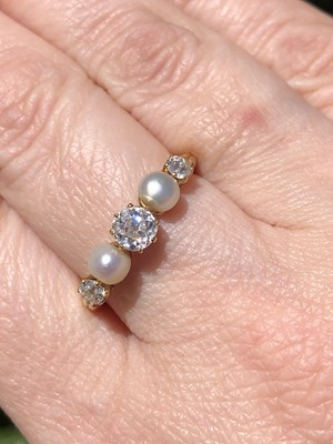 Lot 22 - An antique five-stone old cut diamond and...