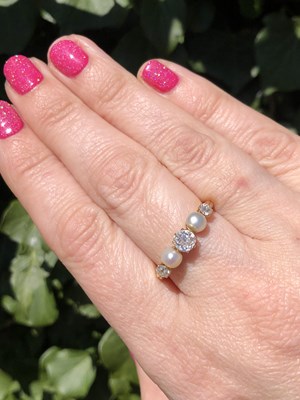 Lot 22 - An antique five-stone old cut diamond and...