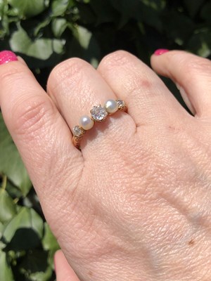 Lot 22 - An antique five-stone old cut diamond and...
