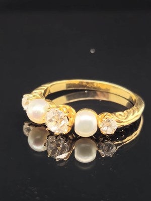 Lot 22 - An antique five-stone old cut diamond and...