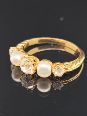 Lot 22 - An antique five-stone old cut diamond and...