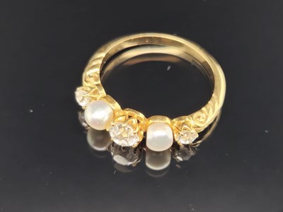 Lot 22 - An antique five-stone old cut diamond and...