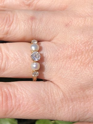 Lot 22 - An antique five-stone old cut diamond and...