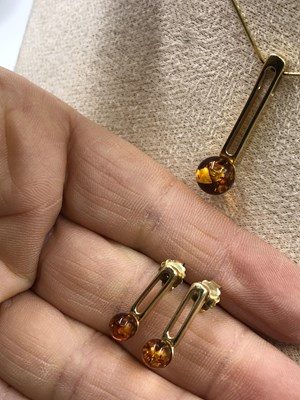 Lot 23 - A contemporary amber set pendant in a...