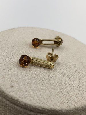 Lot 23 - A contemporary amber set pendant in a...