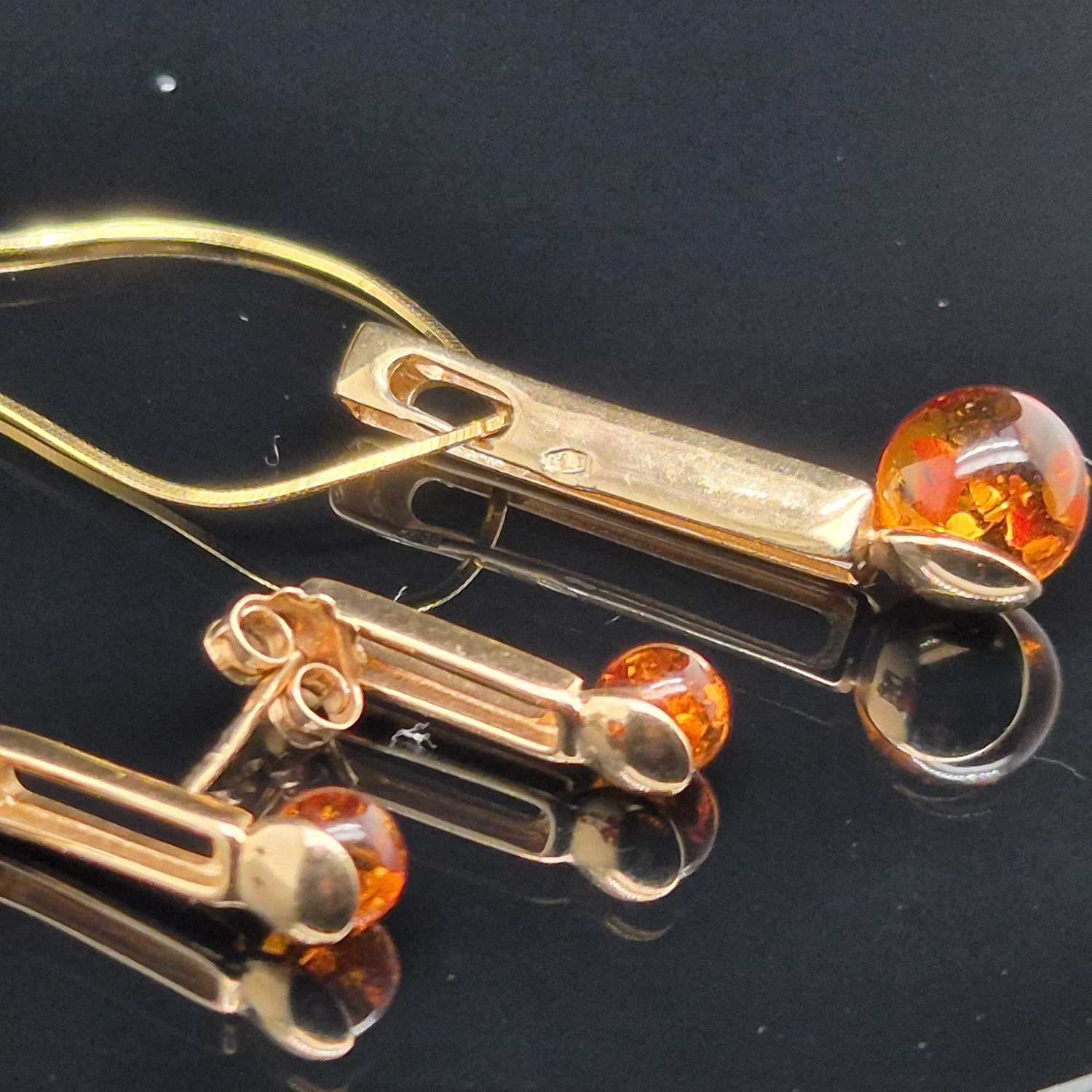 Lot 23 - A contemporary amber set pendant in a...
