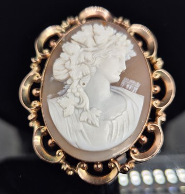Lot 24 - An antique portrait cameo brooch complete with...