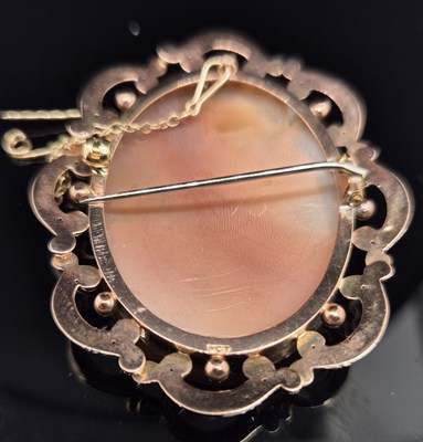 Lot 24 - An antique portrait cameo brooch complete with...