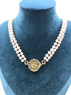 Lot 30 - A vintage two-row graduated pearl necklace...