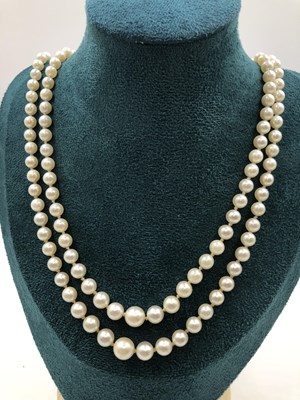 Lot 30 - A vintage two-row graduated pearl necklace...