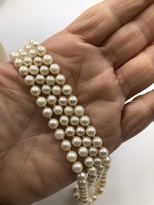 Lot 30 - A vintage two-row graduated pearl necklace...
