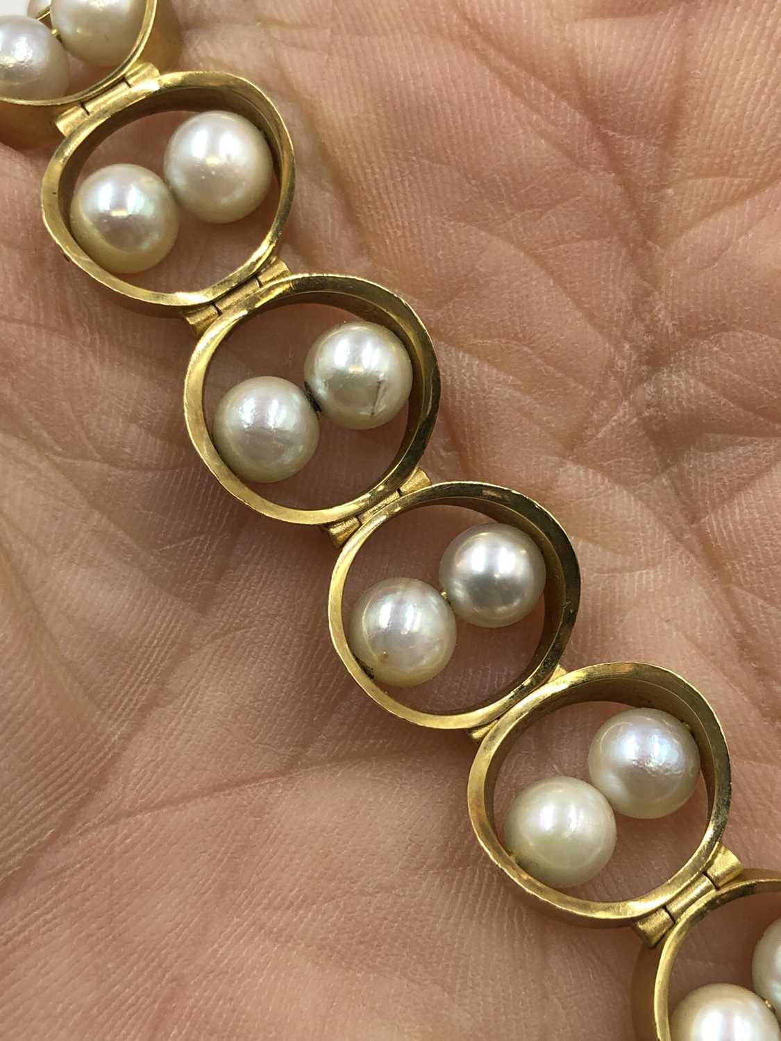 Lot 39 - An unusual vintage pearl bracelet. The...