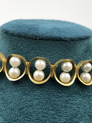 Lot 39 - An unusual vintage pearl bracelet. The...