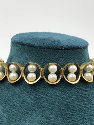 Lot 39 - An unusual vintage pearl bracelet. The...