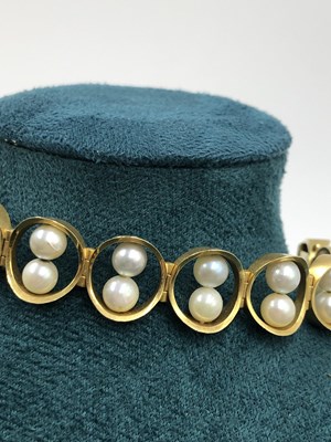 Lot 39 - An unusual vintage pearl bracelet. The...