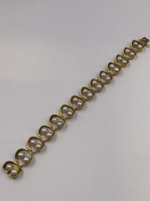 Lot 39 - An unusual vintage pearl bracelet. The...