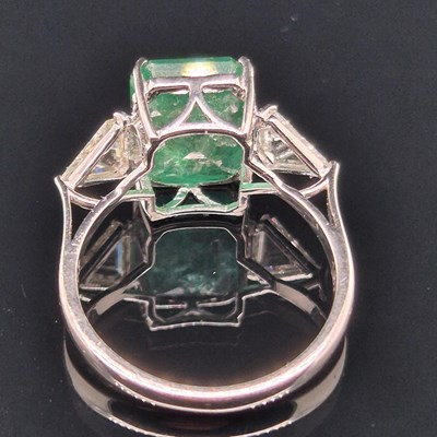 Lot 60 - An 18ct hallmarked white gold, emerald and...