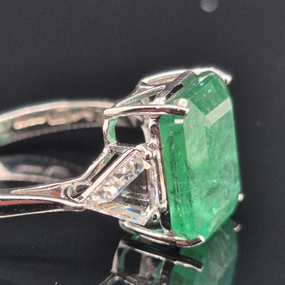 Lot 60 - An 18ct hallmarked white gold, emerald and...
