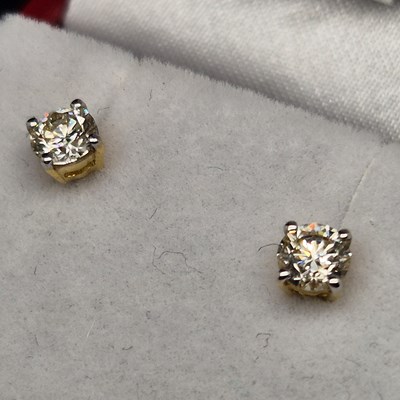 Lot 100 - A pair of round brilliant cut solitaire...
