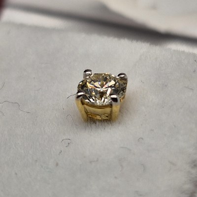 Lot 100 - A pair of round brilliant cut solitaire...