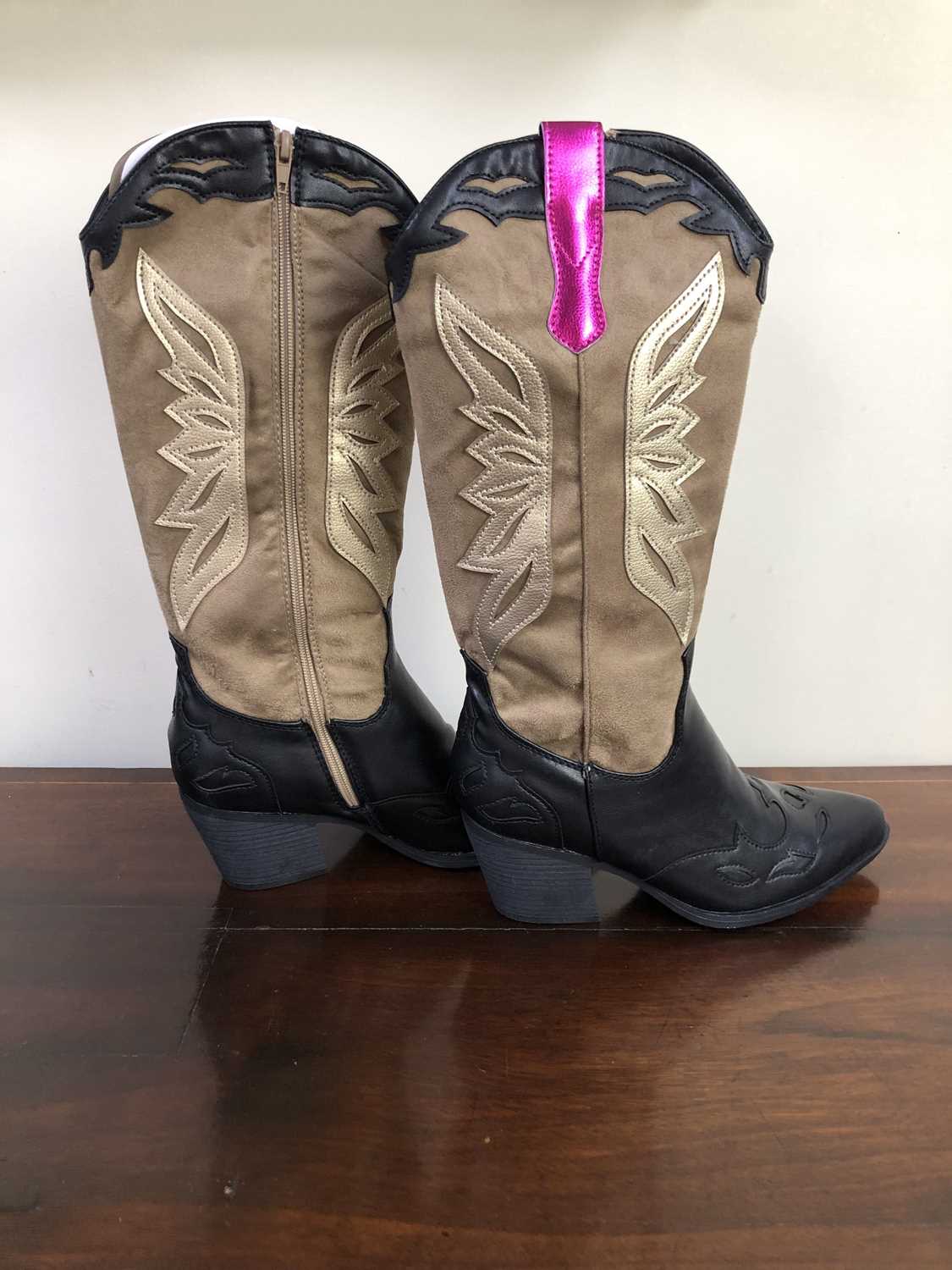 Lot 1160 - A pair of brand new, with tags and box,ladies...