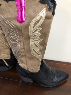 Lot 1160 - A pair of brand new, with tags and box,ladies...