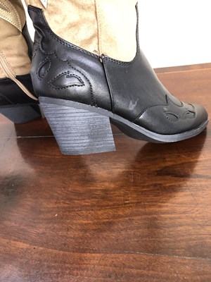 Lot 1160 - A pair of brand new, with tags and box,ladies...