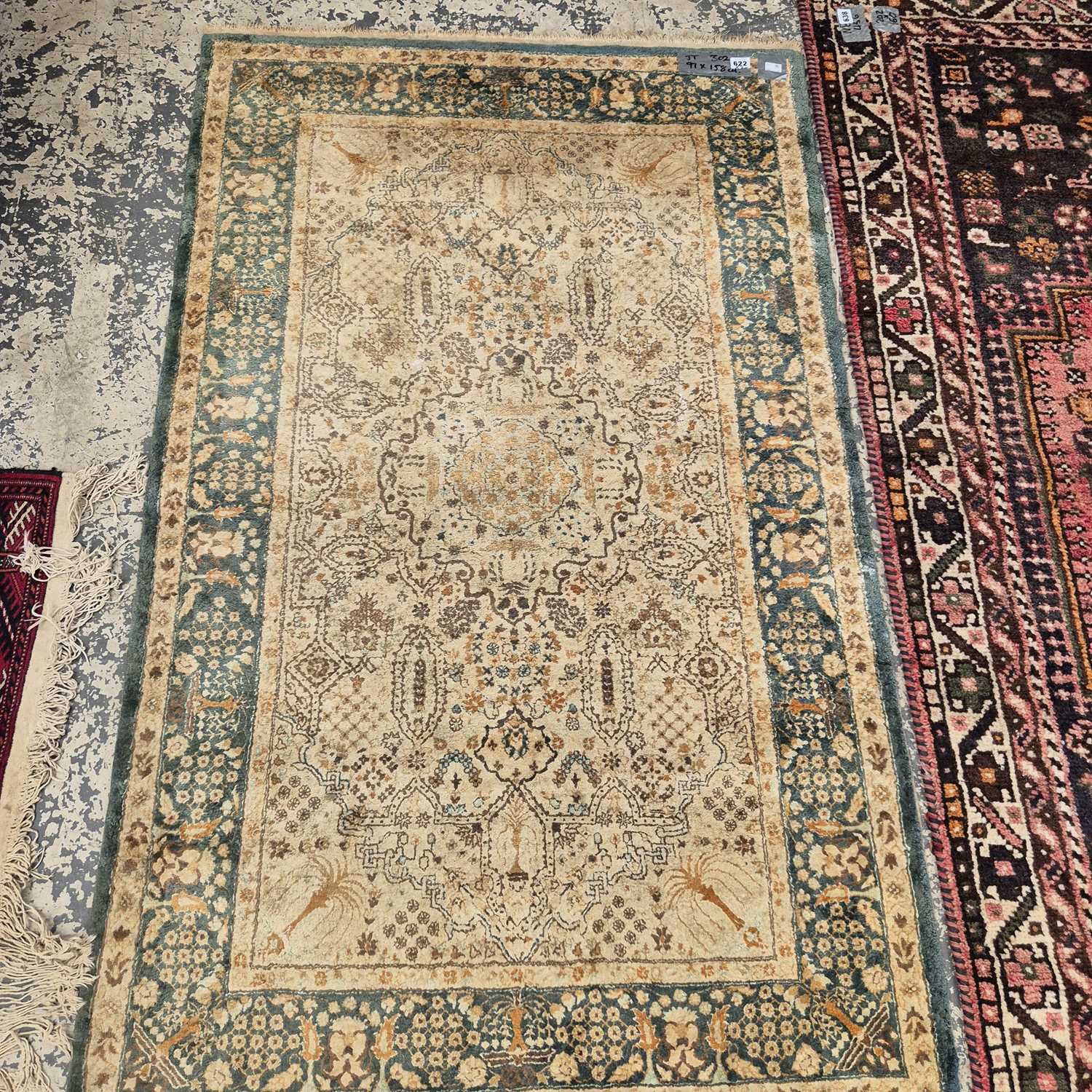 Lot 622 - An Oriental rug of Agra design 158 x 97 cm,...