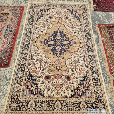Lot 622 - An Oriental rug of Agra design 158 x 97 cm,...