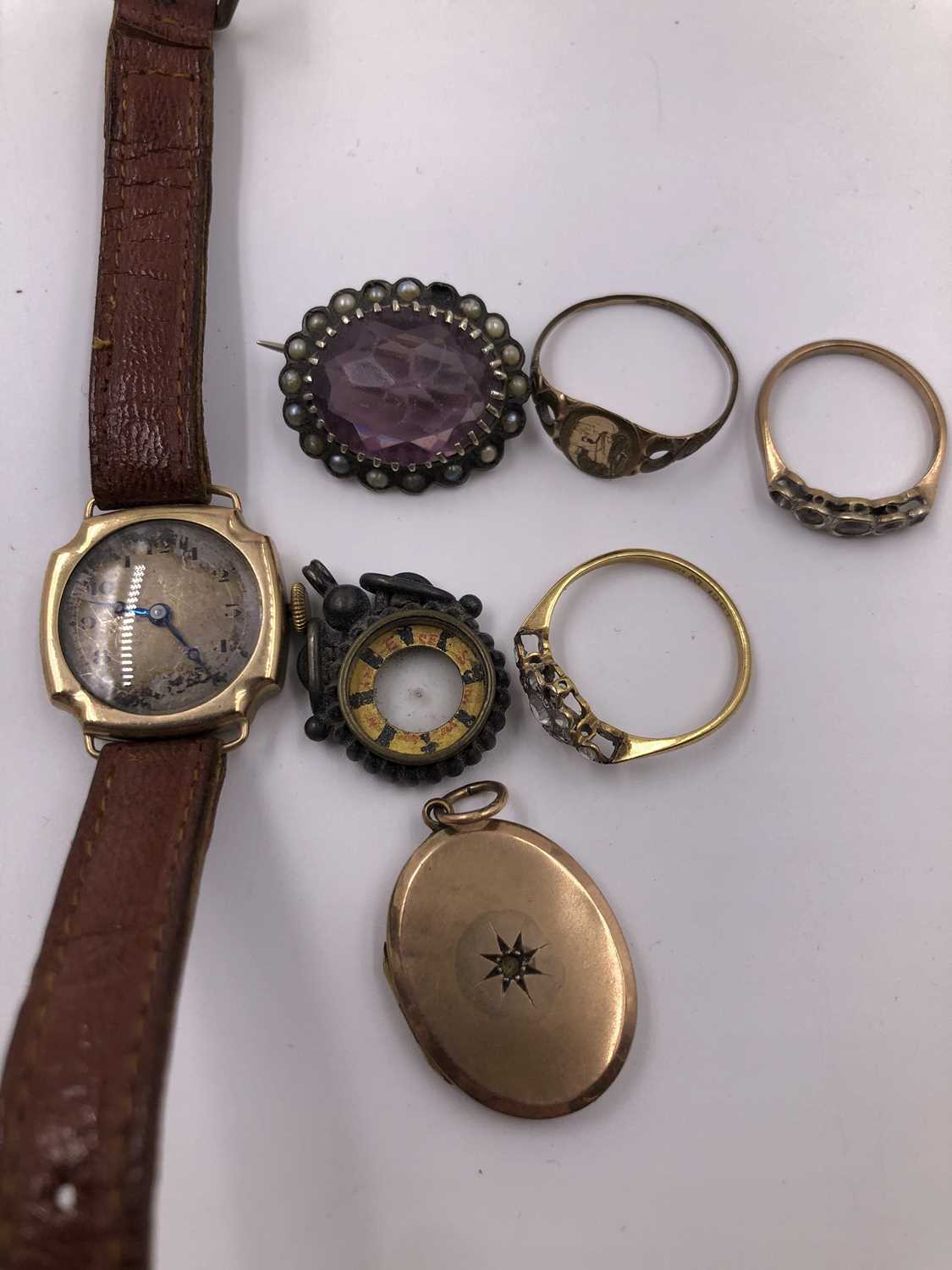 Lot 1046 - Vintage jewellery to include a 9ct hallmarked...