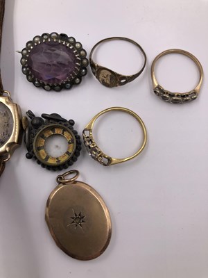 Lot 1046 - Vintage jewellery to include a 9ct hallmarked...