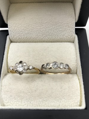 Lot 1046 - Vintage jewellery to include a 9ct hallmarked...