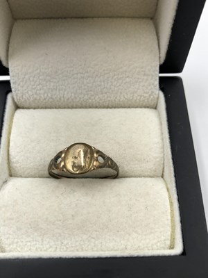 Lot 1046 - Vintage jewellery to include a 9ct hallmarked...