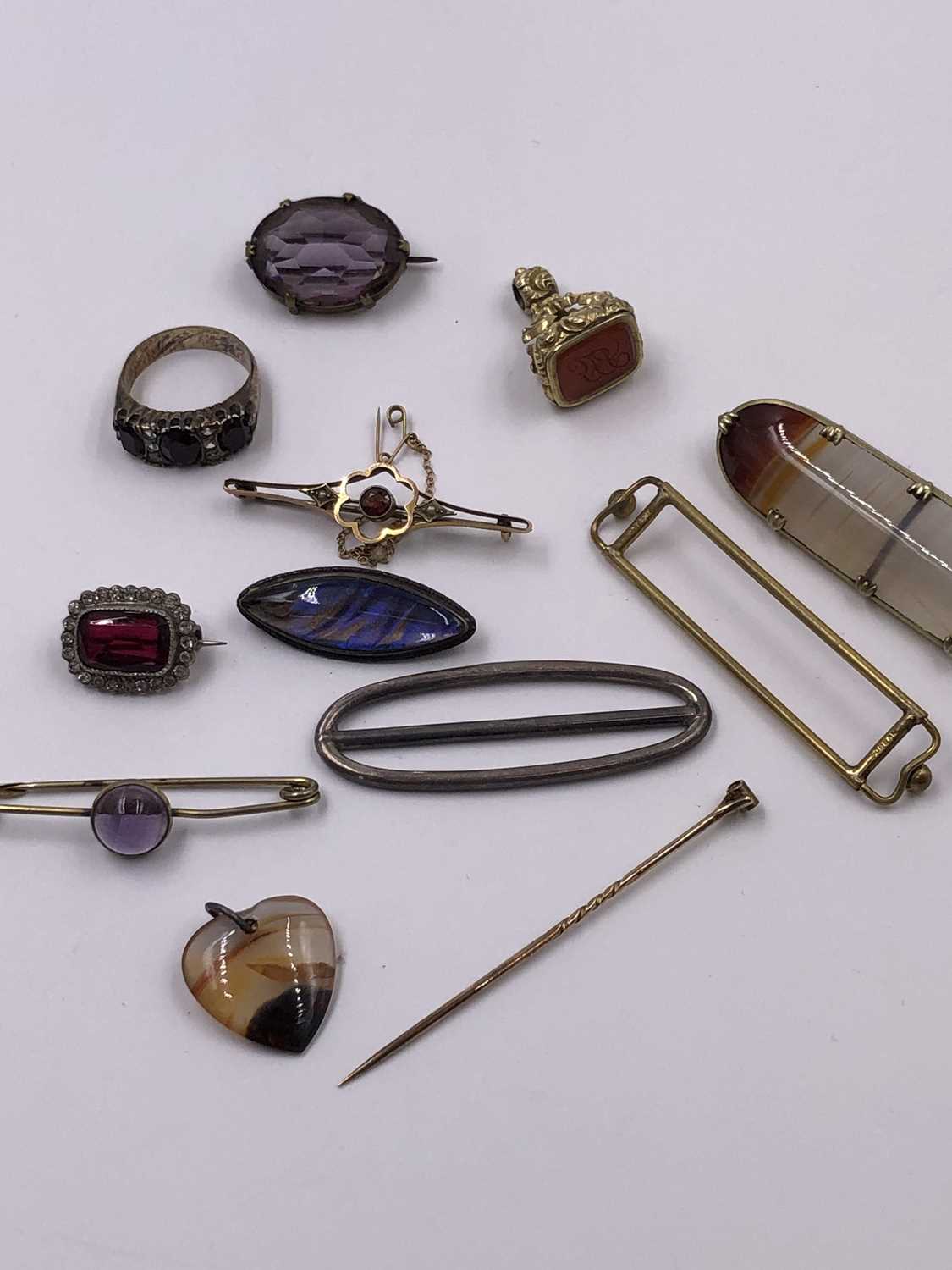 Lot 1024 - A collection of antique and later, gold,...