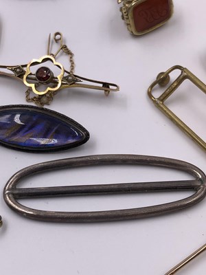 Lot 1024 - A collection of antique and later, gold,...