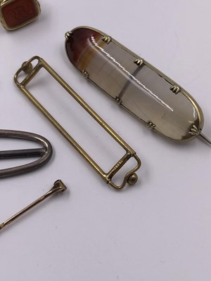 Lot 1024 - A collection of antique and later, gold,...