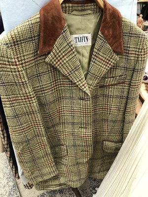 Lot 1167 - A collection of vintage and other clothing to...