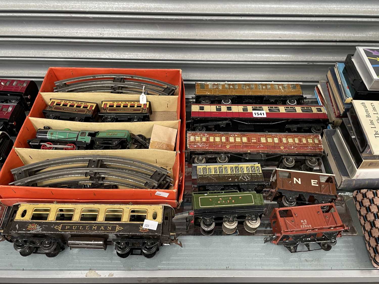 Lot 1541 - Hornby 0 guage rolling stock, carriages...