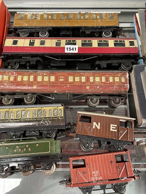 Lot 1541 - Hornby 0 guage rolling stock, carriages...