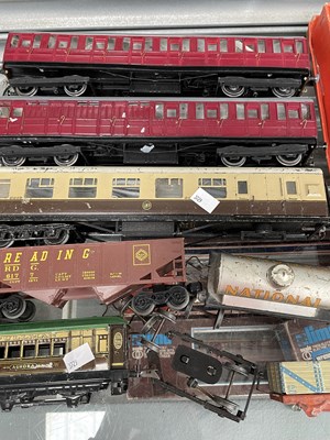 Lot 1541 - Hornby 0 guage rolling stock, carriages...