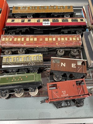 Lot 1541 - Hornby 0 guage rolling stock, carriages...